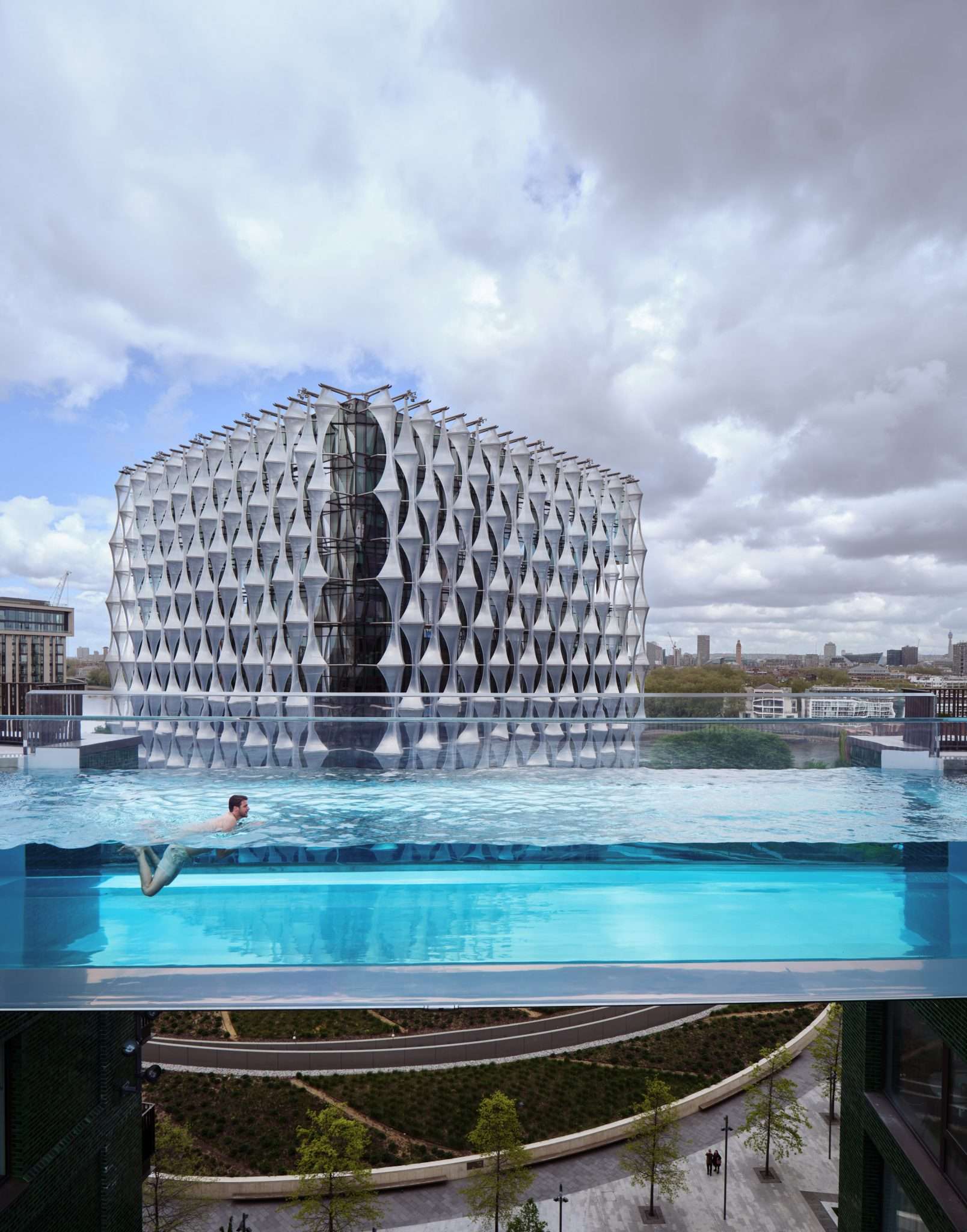 The World’s First “Levitating” Pool Placed Between Two Skyscrapers In London