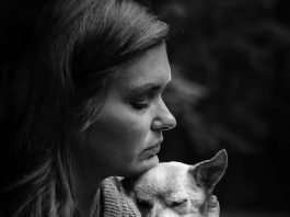 Portland Photographer Shares Heartbreaking Photos Of Owners Saying Good Bye To Their Beloved Pets