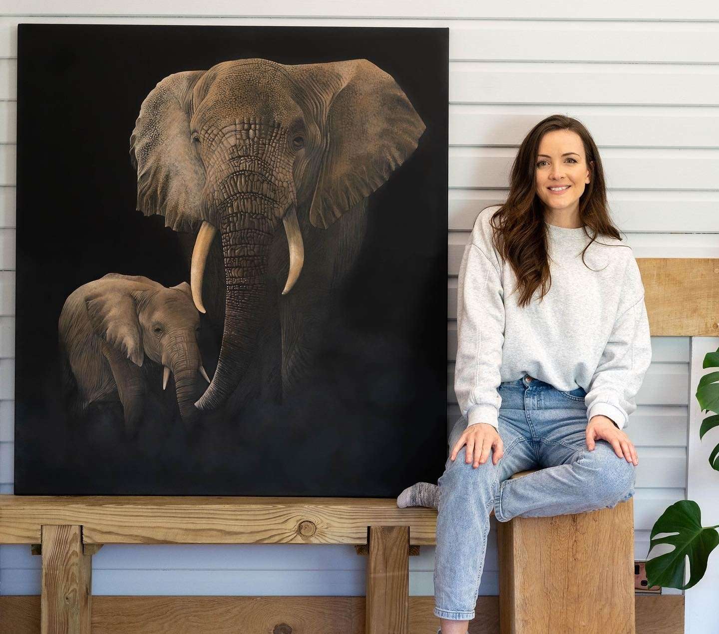 The UK-based artist creates realistic animal paintings to promote wildlife conservation