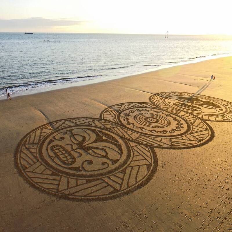 Large-scale beach art