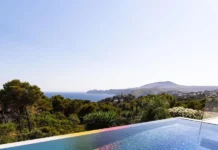 Argentine-Spanish artist created a Chromodynamica Pool Argentine-Spanish artist created a Chromodynamica Pool