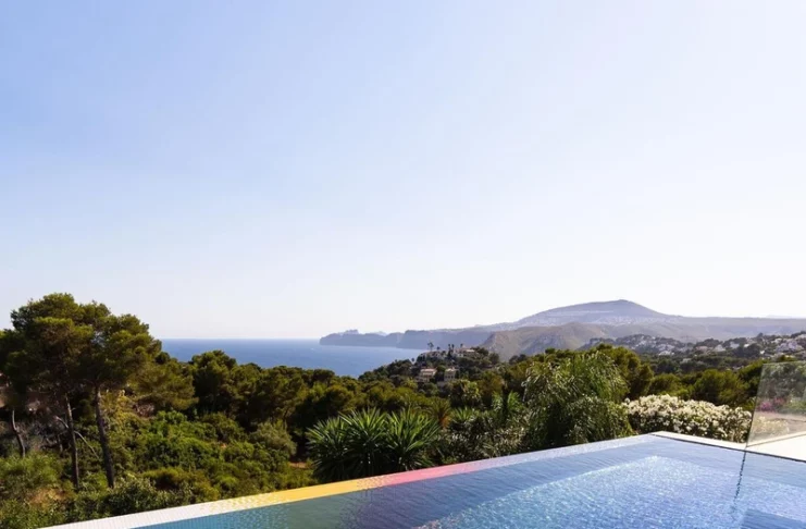 Argentine-Spanish artist created a Chromodynamica Pool