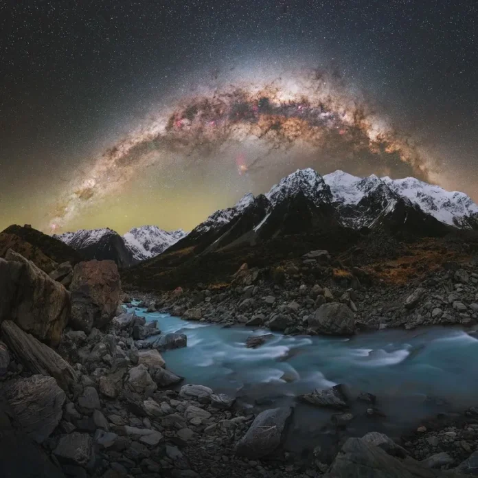 A Photographer Captures a Mesmerising Milky Way Photo in New Zealand Mesmerising Milky Way Photo in New Zealand